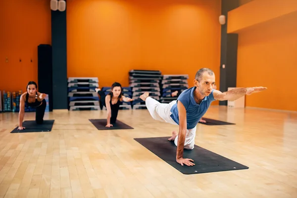 Stretching Motion Kvinnliga Yoga Gruppträning Med Instruktör Träning Gym — Stockfoto