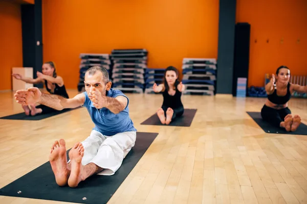 Yoga Training Frauengruppe Mit Instruktor Workout Fitnessstudio Yogi Übungen Innenräumen — Stockfoto