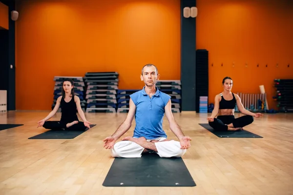 Ejercicio Concentración Entrenamiento Grupo Yoga Con Instructor Entrenamiento Gimnasio — Foto de Stock