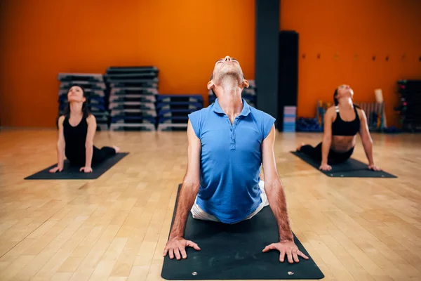 Stretching Motion Kvinnliga Yoga Gruppträning Med Instruktör Träning Gym — Stockfoto