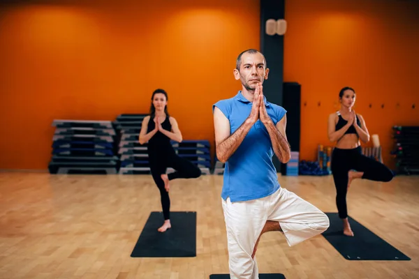 Gleichgewichtsübungen Yoga Gruppentraining Mit Trainer Workout Fitnessstudio — Stockfoto