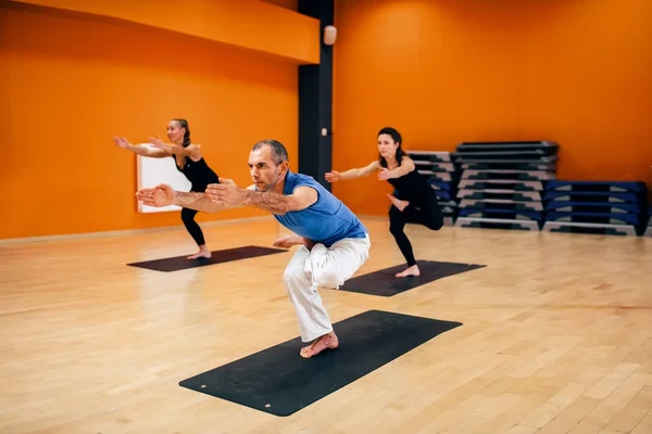 Dehnübungen Weibliches Yoga Gruppentraining Mit Trainer Workout Fitnessstudio — Stockfoto