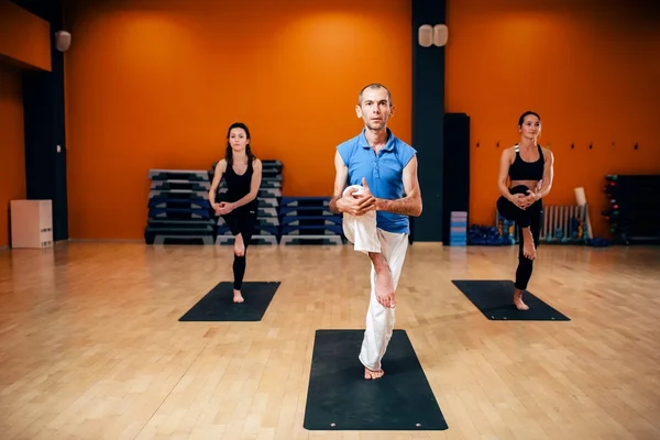 Exercice Étirement Entraînement Groupe Yoga Féminin Avec Instructeur Entraînement Salle — Photo