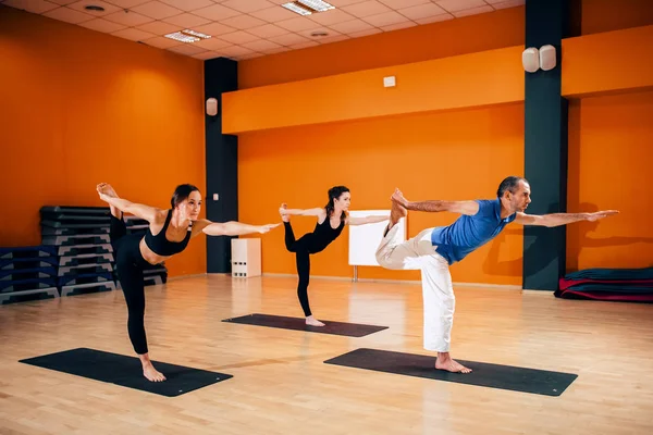 Exercice Équilibre Entraînement Groupe Yoga Avec Instructeur Entraînement Salle Gym — Photo