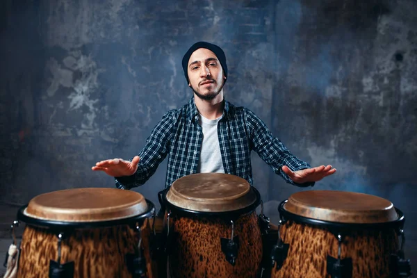 Young Male Drummer Playing African Wooden Drums Grunge Wall Background — Stock Photo, Image