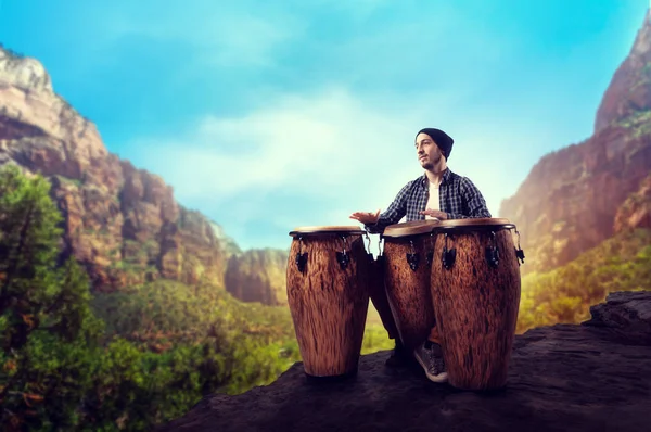 若い男性ドラマー山中木製ボンゴ ドラムします ジャンベ パーカッション楽器 民族音楽 — ストック写真