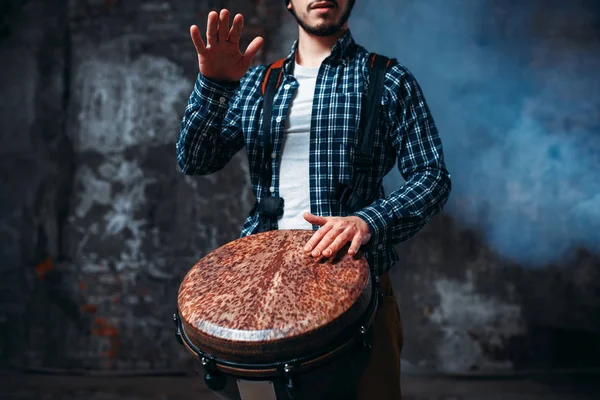 Молодой Барабанщик Играет Африканском Деревянном Барабане Гранж Стена Заднем Плане — стоковое фото