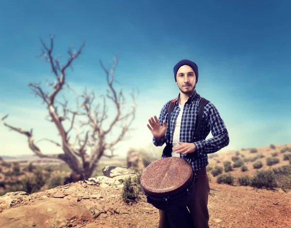 Joven Baterista Masculino Tocando Tambor Madera Africana Desierto Djembe Instrumento — Foto de Stock