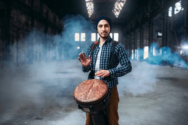 배경에 아프리카 연기와 공장을 Djembe 타악기 — 스톡 사진