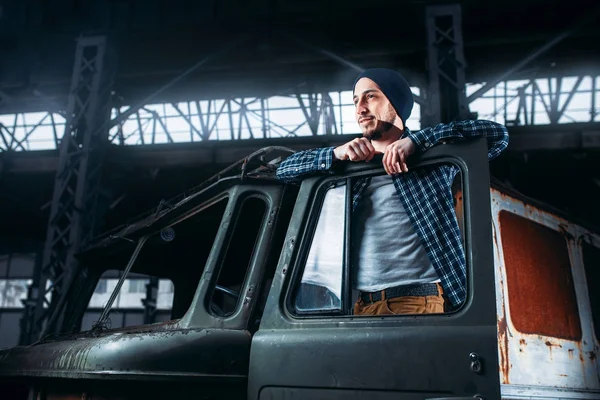 Mann Posiert Vor Verlassenem Militärfahrzeug Alter Fabrik Gefahrenzone Mysteriöses Abenteuer — Stockfoto