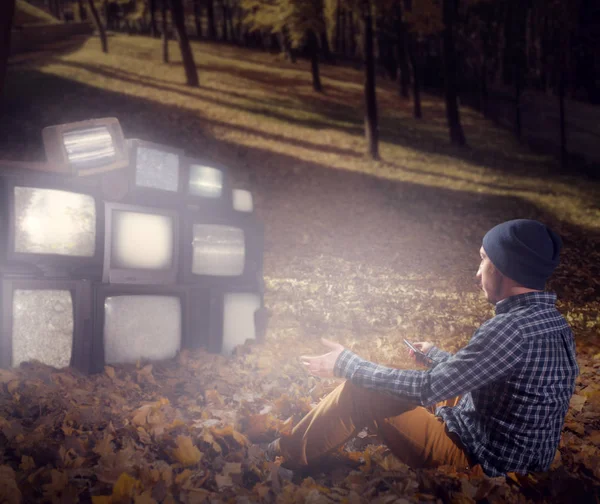 Viaggiatore Maschio Seduto Terra Guardando Pila Vecchi Televisori Resti Civiltà — Foto Stock