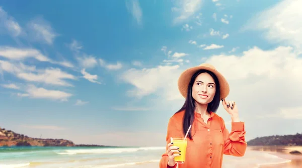 Alegre Joven Mujer Camisa Paja Sombrero Beber Jugo Naranja Orilla — Foto de Stock