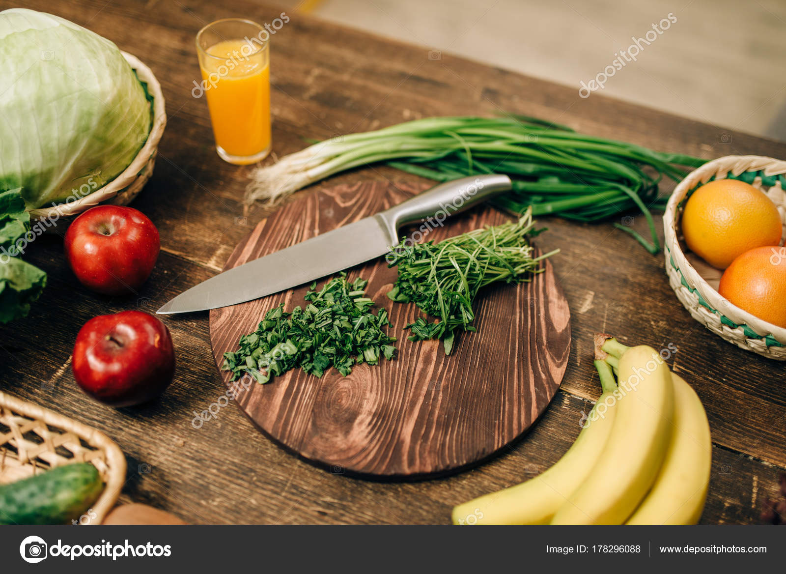 Frutta fresca erbe e verdure sulla tavola di legno Concetto di cibo sano Nutrizione organica prodotti eco — Foto di Nomadsoul1