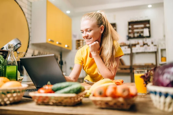 Jovem Mulher Feliz Cozinhar Com Laptop Comida Saudável Dieta Vegetariana — Fotografia de Stock