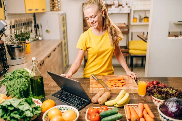 Jovem Mulher Feliz Cozinhar Com Laptop Comida Saudável Dieta Vegetariana — Fotografia de Stock