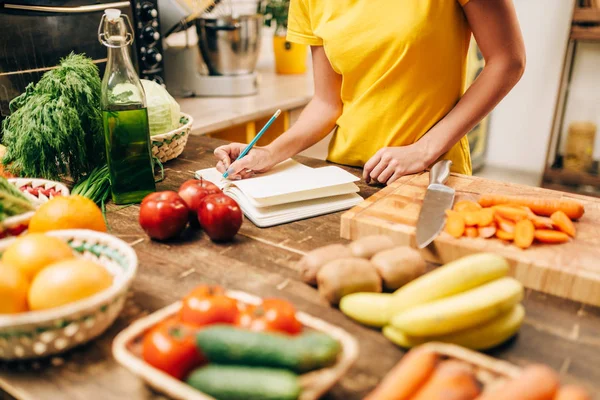 Ung Kvinde Madlavning Køkkenet Skrive Opskrift Bog Sund Mad Vegetarisk - Stock-foto