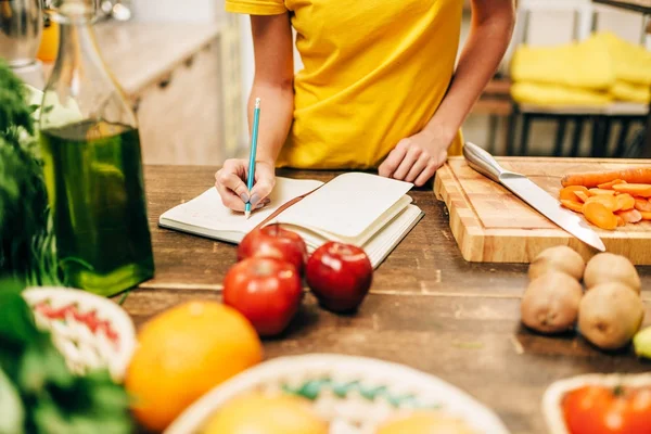 Молодая Женщина Готовить Кухне Писать Книге Рецептов Здоровую Пищу Вегетарианская — стоковое фото