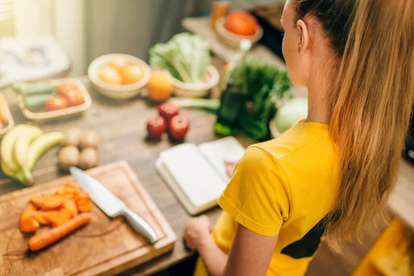 Молодая Женщина Готовит Кухне Здоровая Еда Вегетарианская Диета Свежие Овощи — стоковое фото