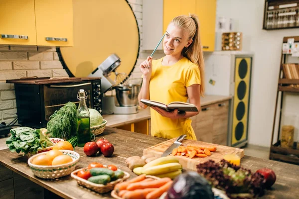 若い女性は 料理レシピ本 健康食品 菜食主義の食事 新鮮な野菜 — ストック写真