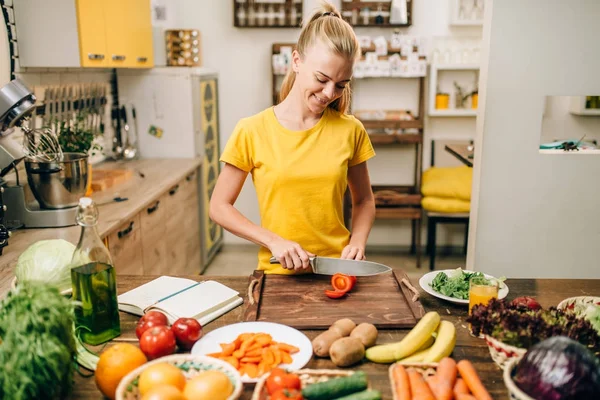 Mujer Feliz Cortar Verduras Mesa Madera Cocinar Alimentos Orgánicos Dieta —  Fotos de Stock