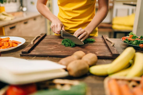 Manos Mujer Cortando Eneldo Mesa Madera Cocinar Alimentos Orgánicos Dieta —  Fotos de Stock