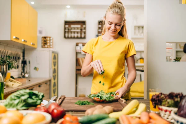 Happy Woman Cooking Salad Kitchen Healthy Food Vegetarian Diet Fresh — Stock Photo, Image