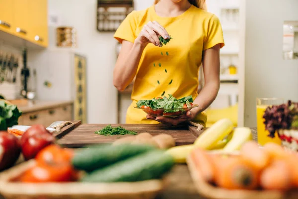 Mujer Cocina Ensalada Cocina Comida Saludable Dieta Vegetariana Verduras Frescas —  Fotos de Stock