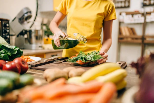 Mulher Feliz Cozinhando Salada Cozinha Comida Saudável Dieta Vegetariana Legumes — Fotografia de Stock