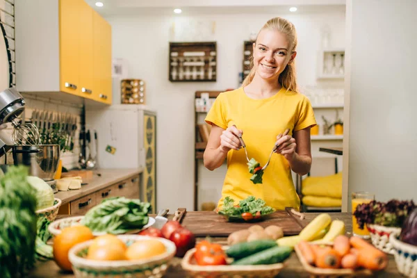 Happy Woman Cooking Salad Kitchen Healthy Food Vegetarian Diet Fresh — Stock Photo, Image