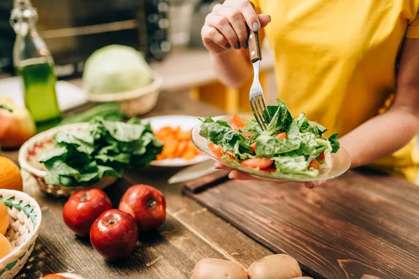 Frau Kocht Salat Der Küche Gesunde Ernährung Vegetarische Kost Frisches — Stockfoto