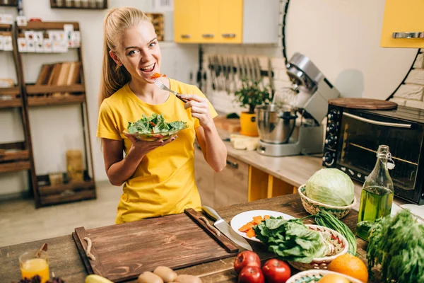 Счастливая Женщина Ест Салат Кухне Здоровая Био Еда Приготовления Пищи — стоковое фото