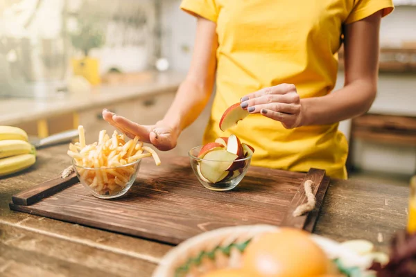 Donna Mangiare Mele Biologiche Sane Cucina Rifiutando Mangiare Patatine Fritte — Foto Stock
