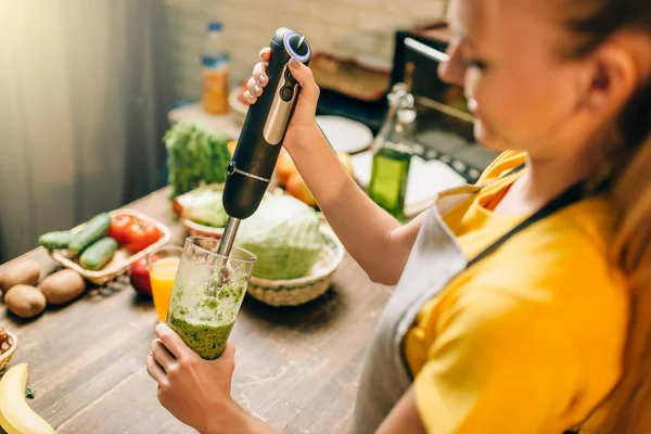 Vrouw Koken Keuken Mengen Van Gezonde Biologische Voeding Glas Vegetarisch — Stockfoto