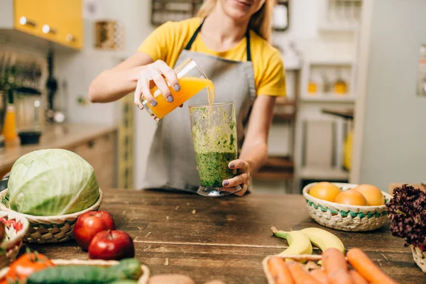 Mulher Cozinhar Coquetel Frutas Legumes Cozinha Alimentos Orgânicos Saudáveis Vidro — Fotografia de Stock