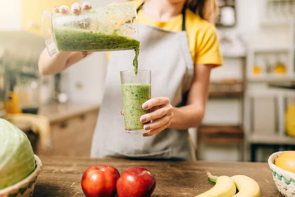Kokteyl Meyve Sebzelerin Mutfak Cam Sağlıklı Organik Gıda Yemek Kadın — Stok fotoğraf