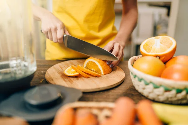 Manos Mujer Cocinando Jugo Naranja Comida Orgánica Dieta Vegetariana Concepto — Foto de Stock