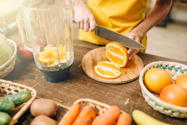 Χέρια Της Γυναίκας Μαγείρεμα Χυμό Πορτοκαλιού Βιολογικά Τρόφιμα Χορτοφαγική Διατροφή — Φωτογραφία Αρχείου
