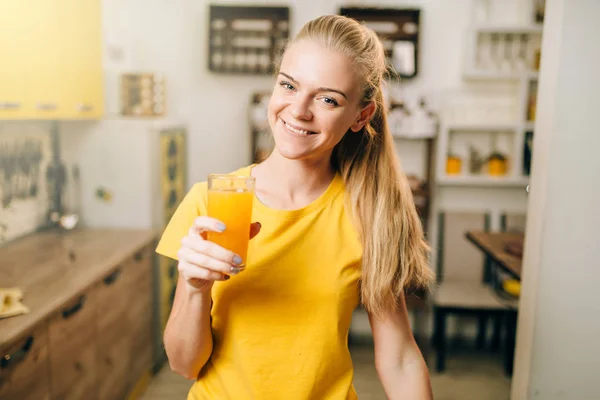 Молодая Счастливая Женщина Стаканом Апельсинового Сока Кухне Био Еда Вегетарианская — стоковое фото