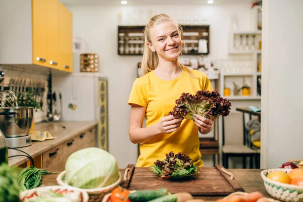 Счастливая Молодая Женщина Держит Салат Кухне Готовит Здоровую Пищу Вегетарианская — стоковое фото