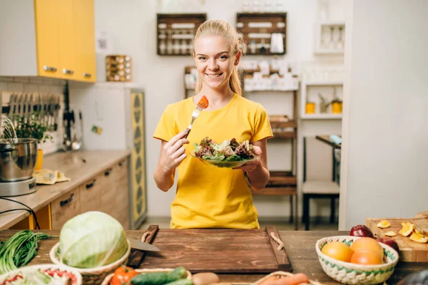Счастливая Женщина Готовит Салат Кухне Здоровая Еда Вегетарианская Диета Свежие — стоковое фото