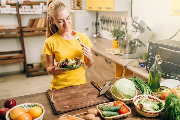 여자는 음식에에서 샐러드 다이어트 신선한 야채와 테이블에 — 스톡 사진