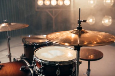 Bateri, perküsyon alet, drumkit ışıkları ile sahnede