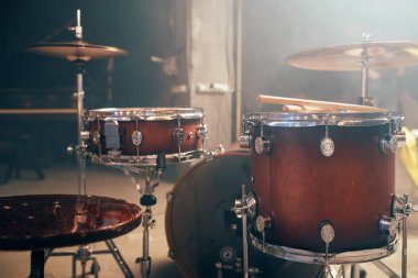 Bateri, perküsyon alet, drumkit ışıkları ile sahnede