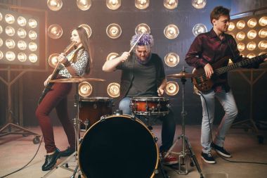 müzisyenler sahne ışıkları, retro tarzı, gitaristler ve davulcu, rock grubu ile