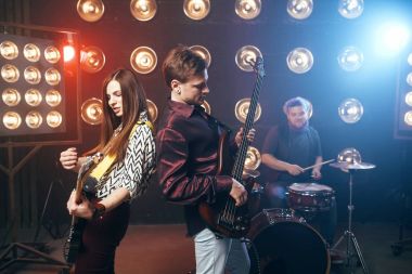 müzisyenler sahne ışıkları, retro tarzı, gitaristler ve davulcu, rock grubu ile
