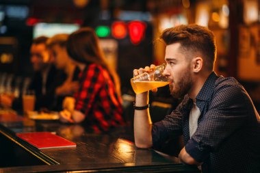 sayaç Spor Pub, mutlu eğlence futbol fan bar bira içme cam genç adam