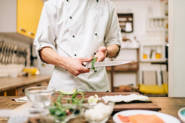 Cozinheiro Masculino Fazendo Sushi Mesa Madeira Cozinha Japonesa Tradicional Frutos — Fotografia de Stock