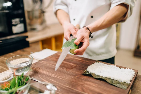 Férfi Szakács Sushi Így Vágó Uborka Fából Készült Asztal Hagyományos — Stock Fotó