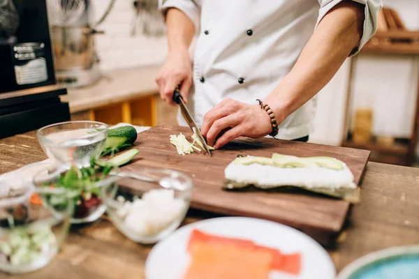 Cozinheiro Masculino Fazendo Sushi Com Abacate Mesa Madeira Cozinha Japonesa — Fotografia de Stock