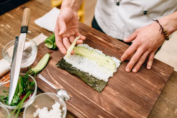 Mannelijke Cook Sushi Met Avocado Houten Tafel Maken Traditionele Japanse — Stockfoto